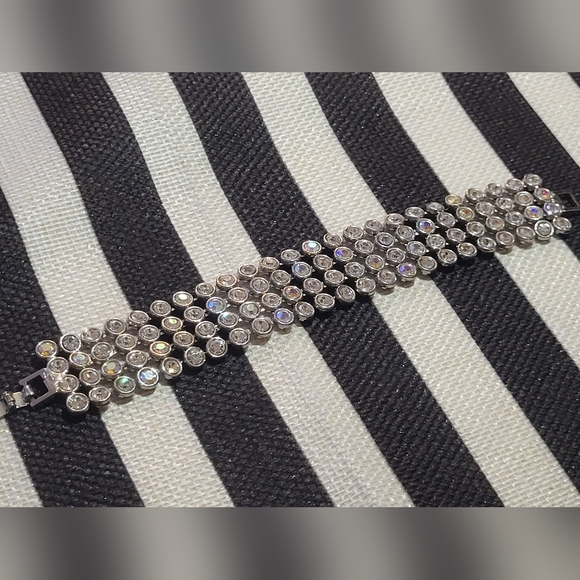 very pretty bracelet white stones and some aurora borealis stones costume jewelr - Picture 9 of 9